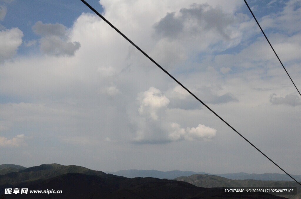 山间电线与蓝天白云景致