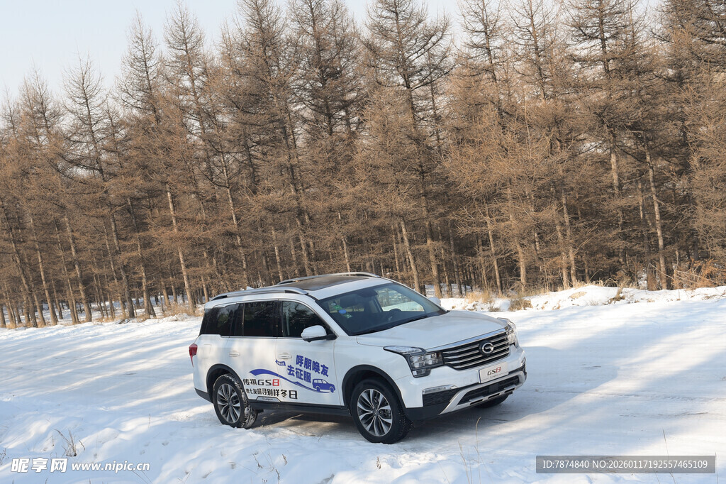 雪地中的越野SUV
