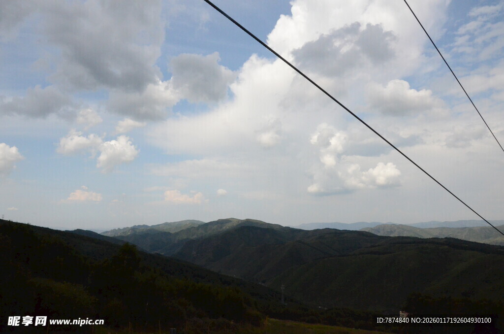 山间云景 电线穿越蓝天