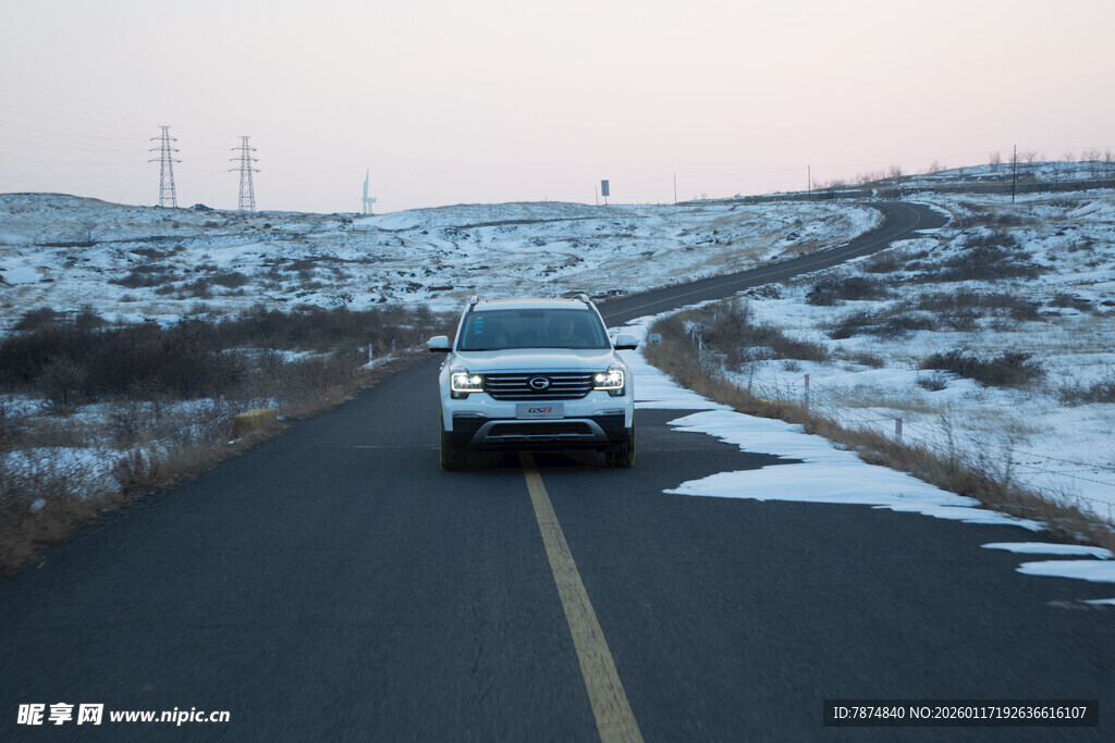 雪地公路上行驶的白色汽车