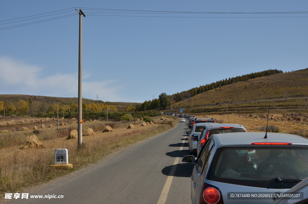 公路上的汽车长龙