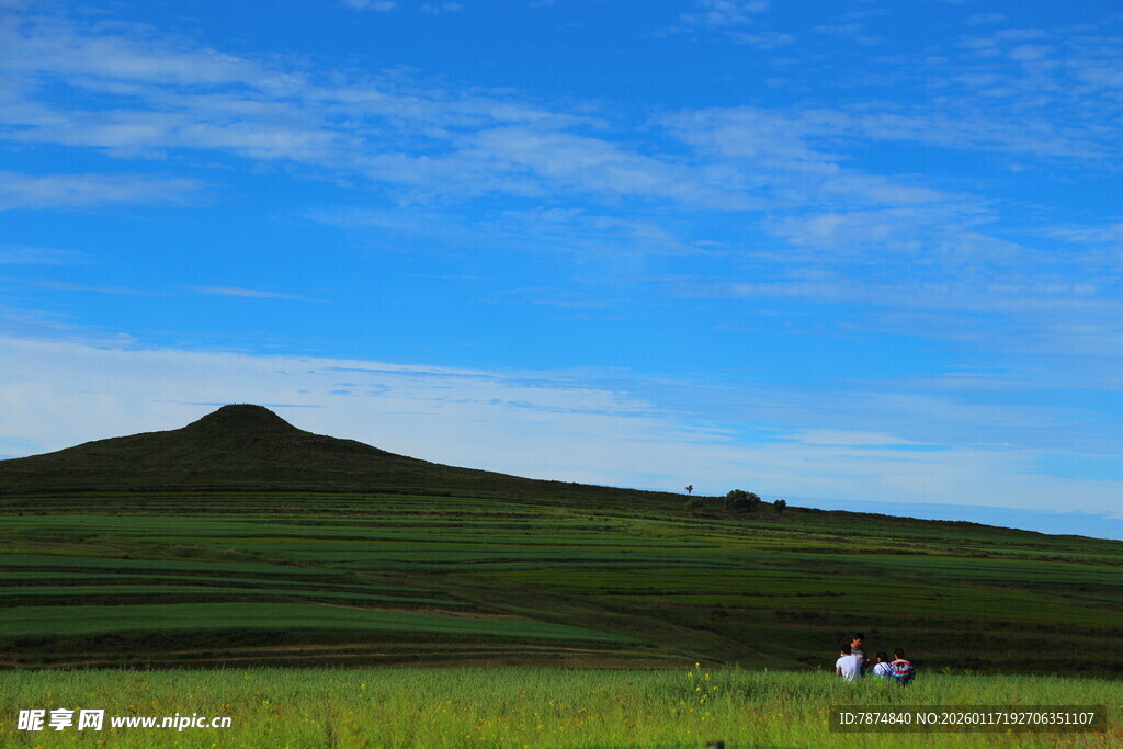 草原山丘间的宁静景色