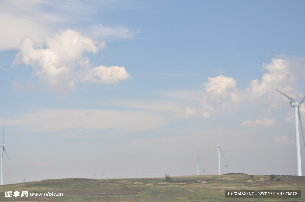 草原上的风力发电机组