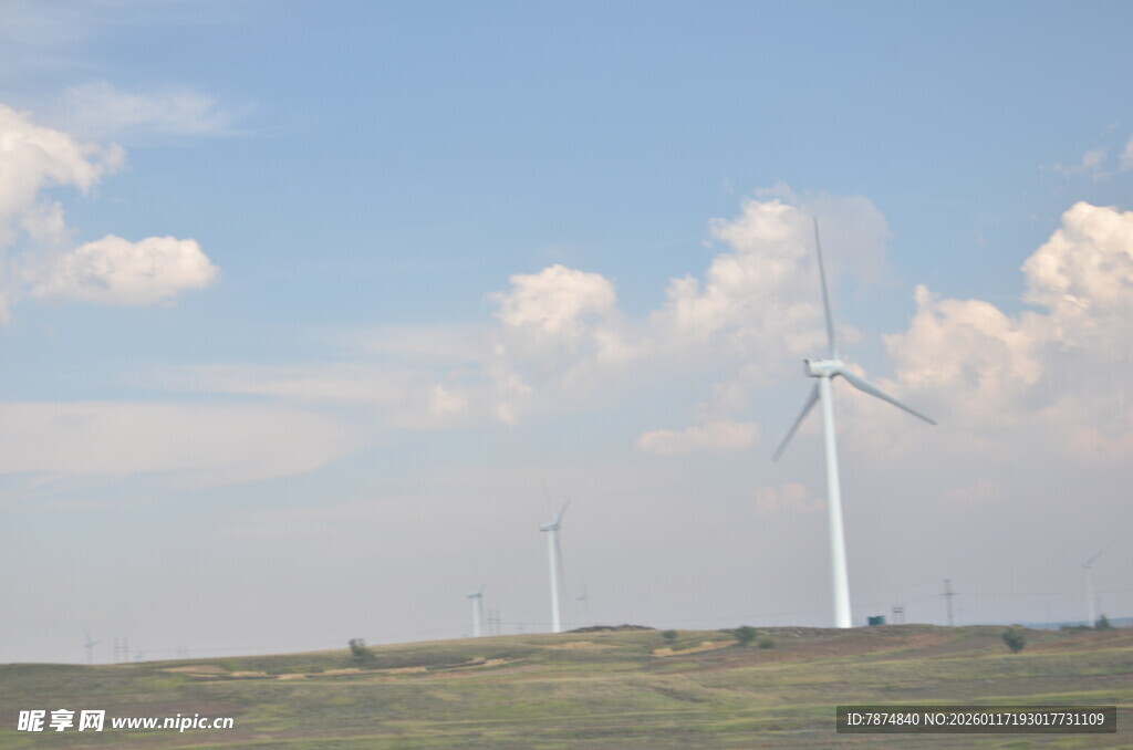 草原上的风力发电机