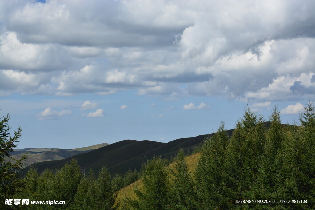 山林之上的蓝天白云
