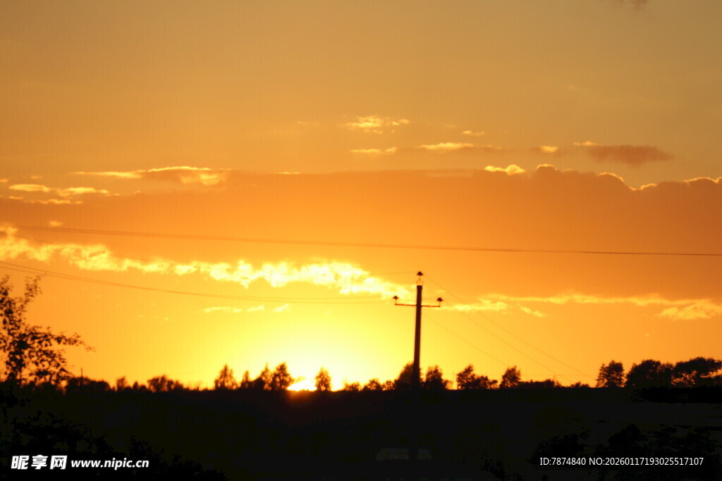 夕阳下的电线杆剪影
