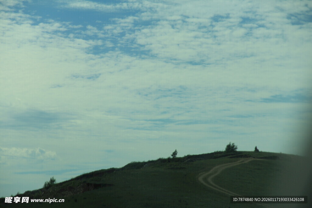 蜿蜒山路与蓝天白云