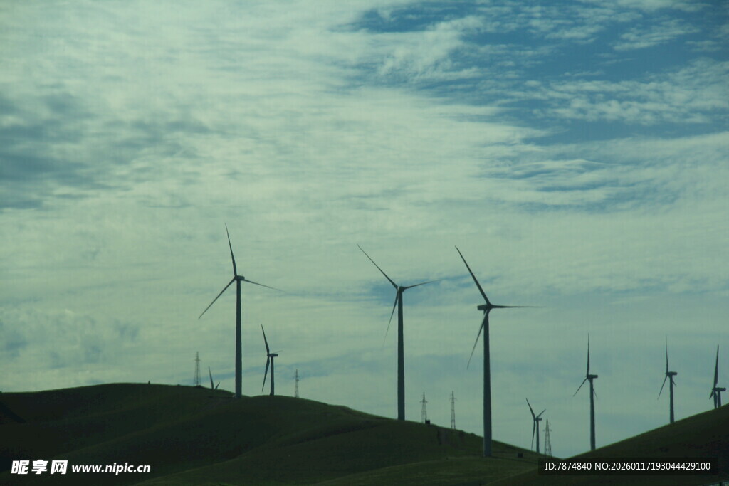 山坡上的风力发电机组