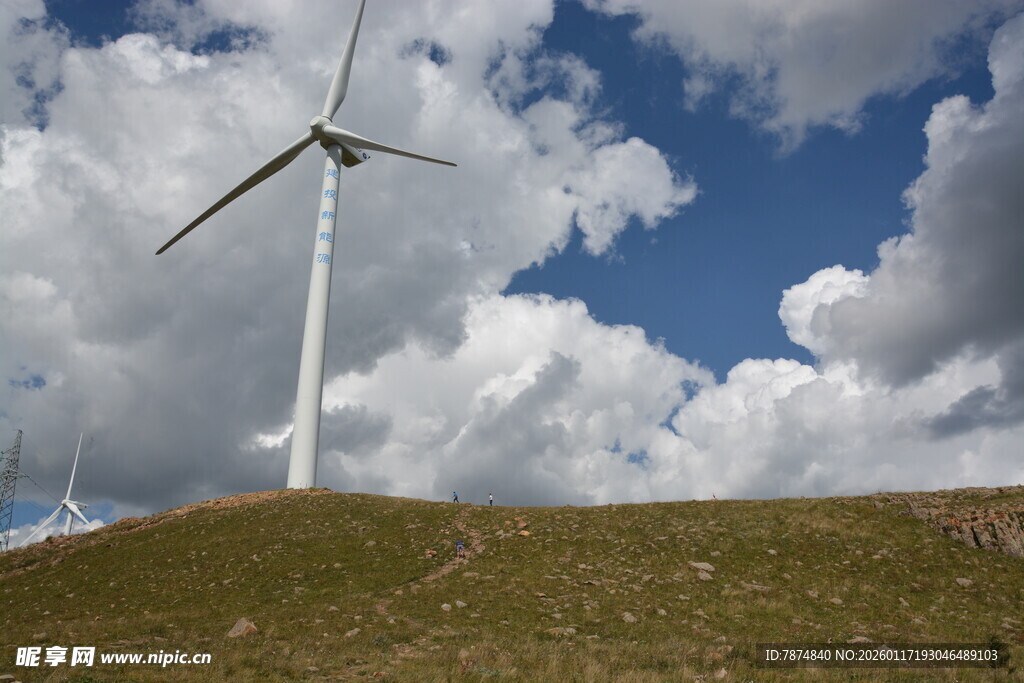 草原上的风力发电机