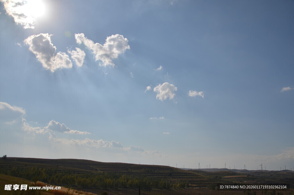 晴朗蓝天与远处山丘景色