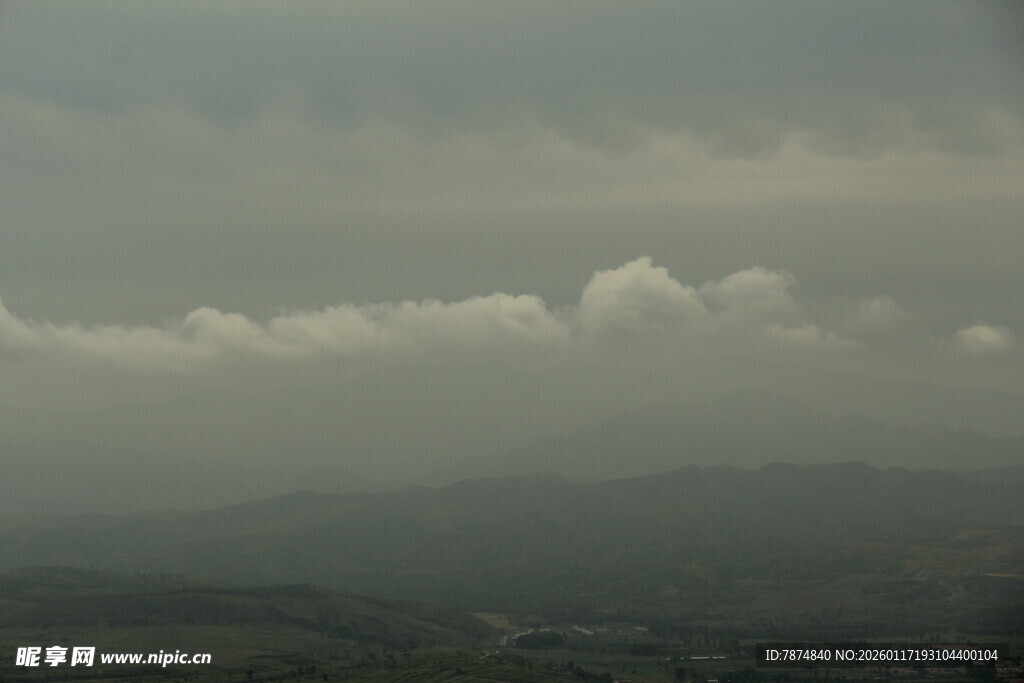 阴云下的山峦景色