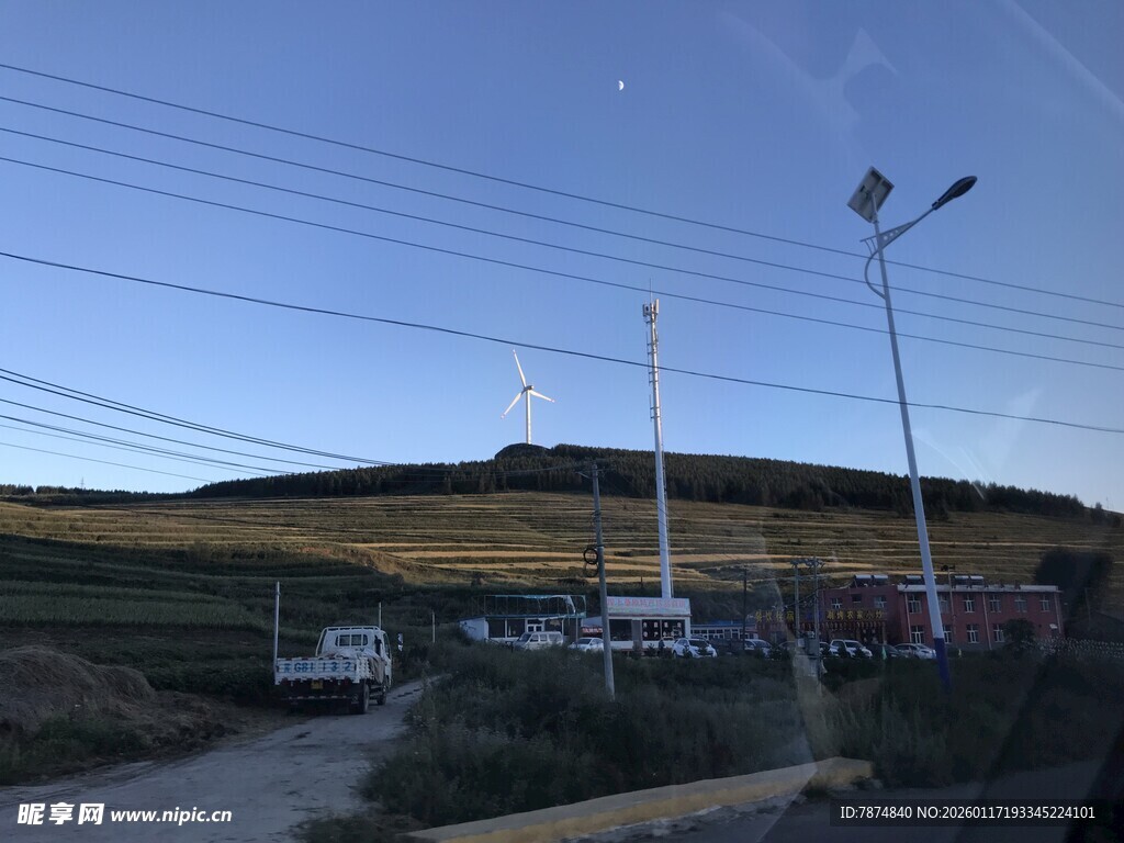 乡村暮色中的风力发电机