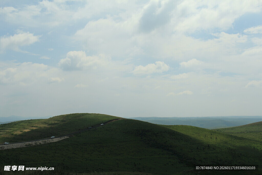 青山蓝天间的壮阔自然景观