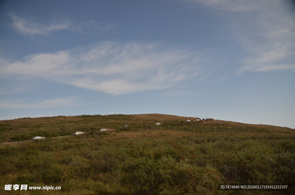 蓝天绿草山丘风景图