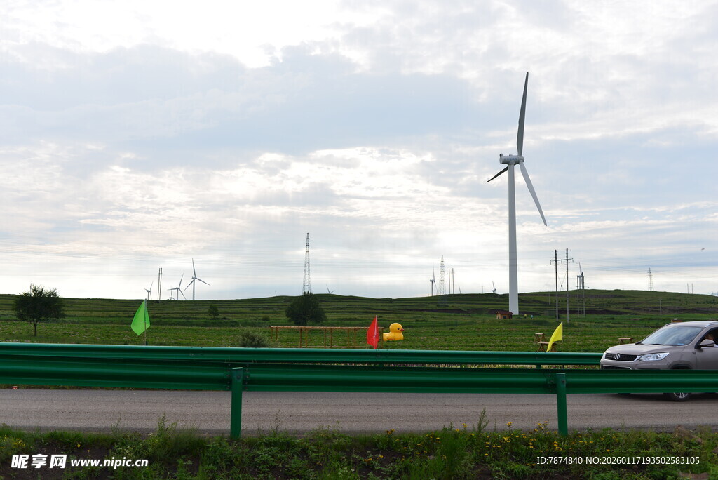 公路旁的风力发电机组