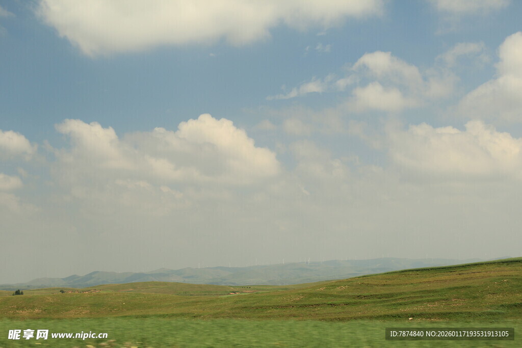 广袤绿野上的蓝天白云