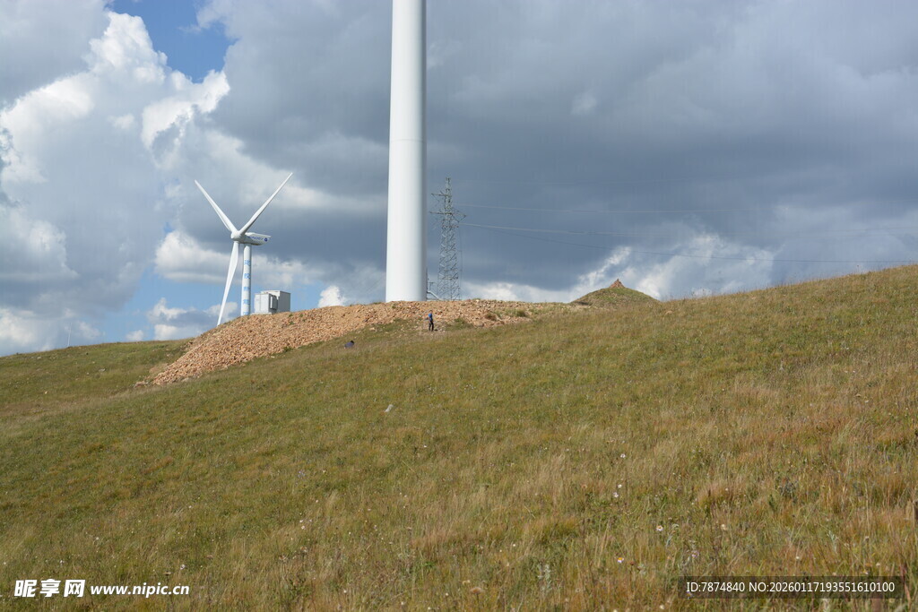 草原上的风力发电机