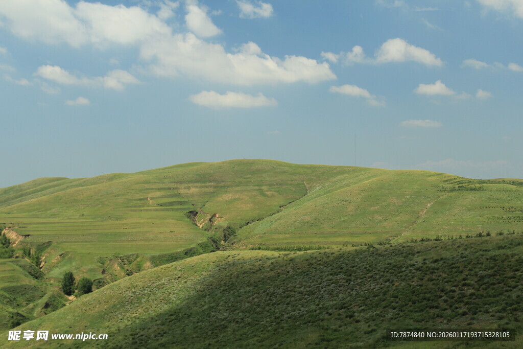 翠绿山丘与蓝天白云美景