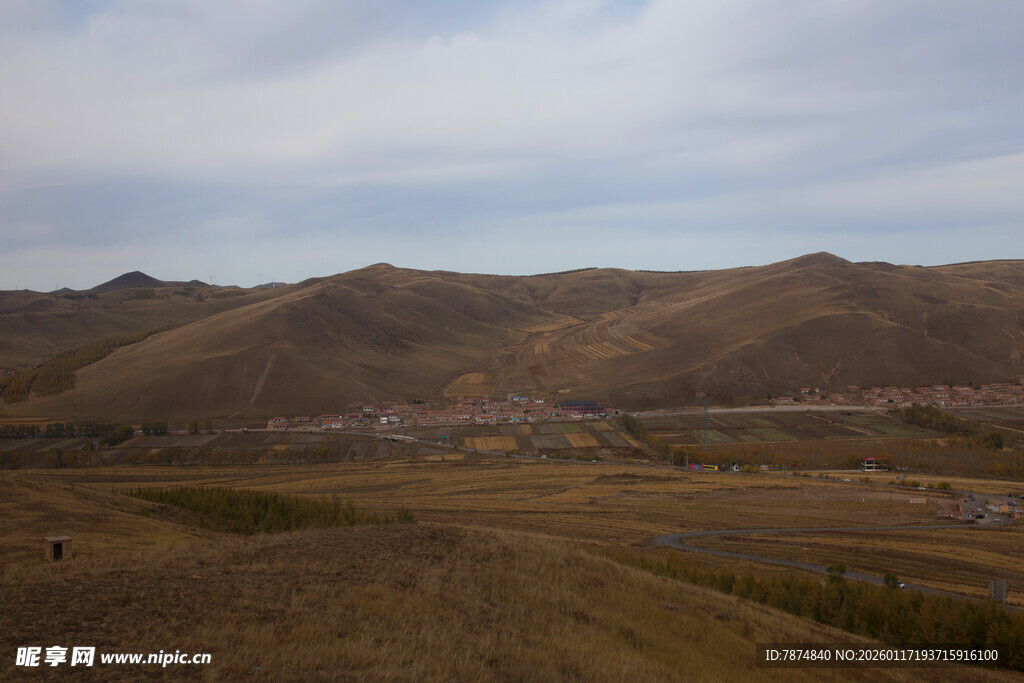 广袤山丘间的开阔景致