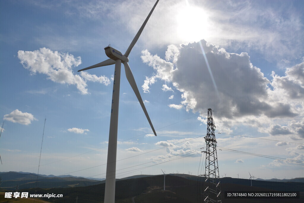 蓝天白云下的风力发电设施