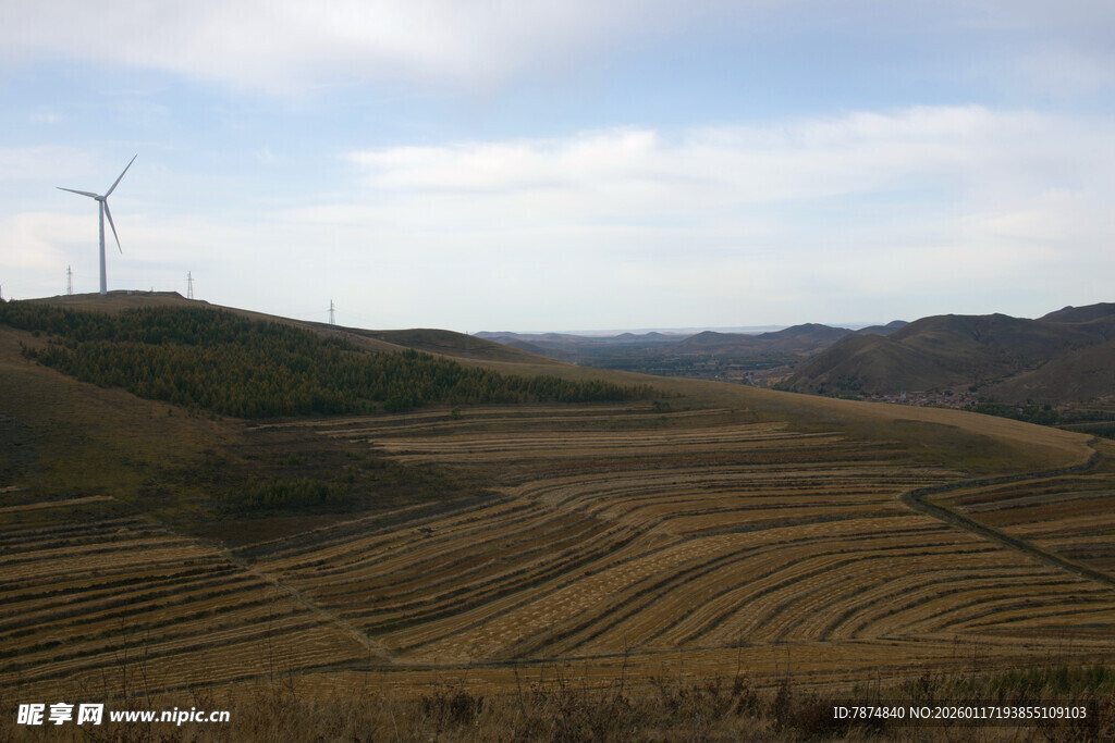 山丘上的风力发电机景观