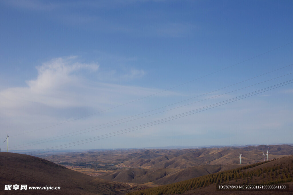 广阔山野间的蓝天美景