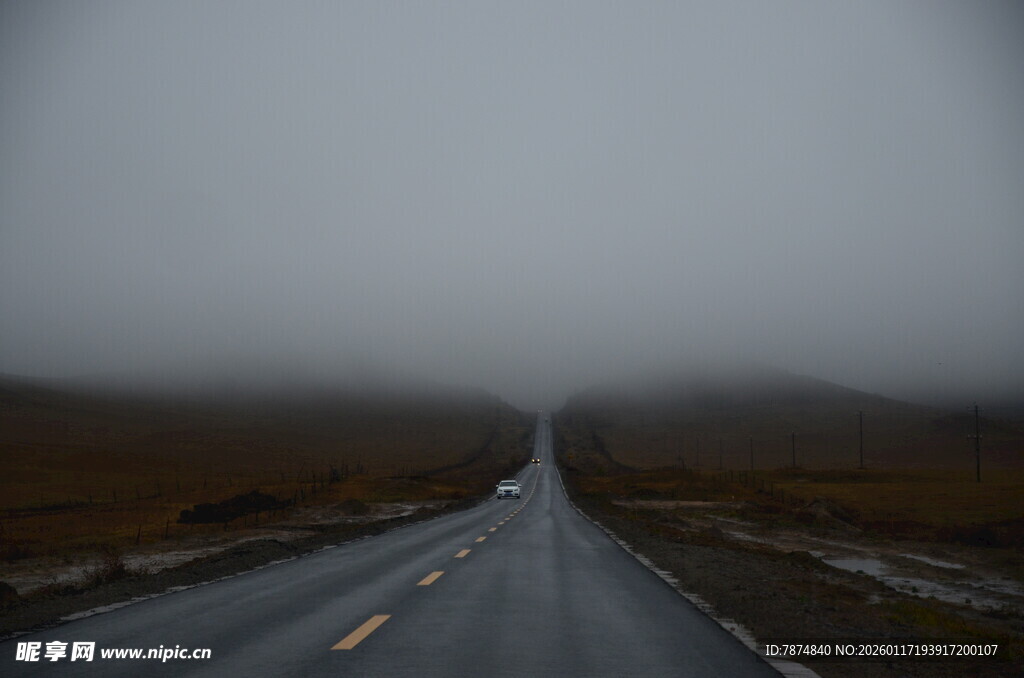 雾中延伸的孤寂公路