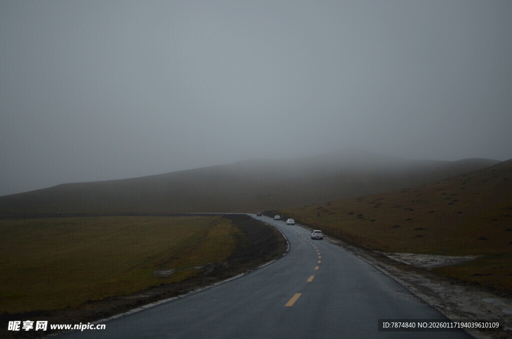 雾中蜿蜒公路