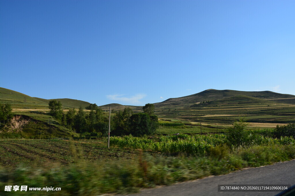 山间公路旁的田园风光