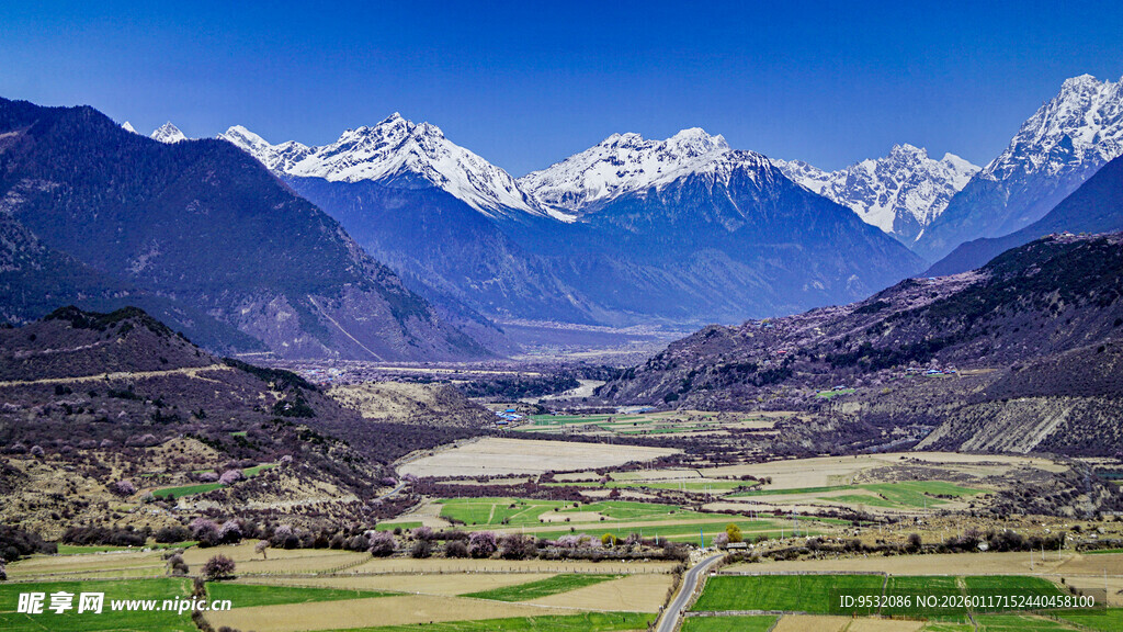 雪山下的田园风光
