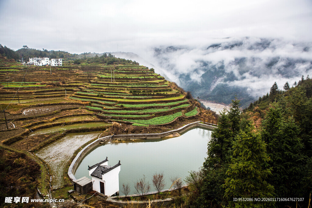 山间梯田与静谧湖水景观