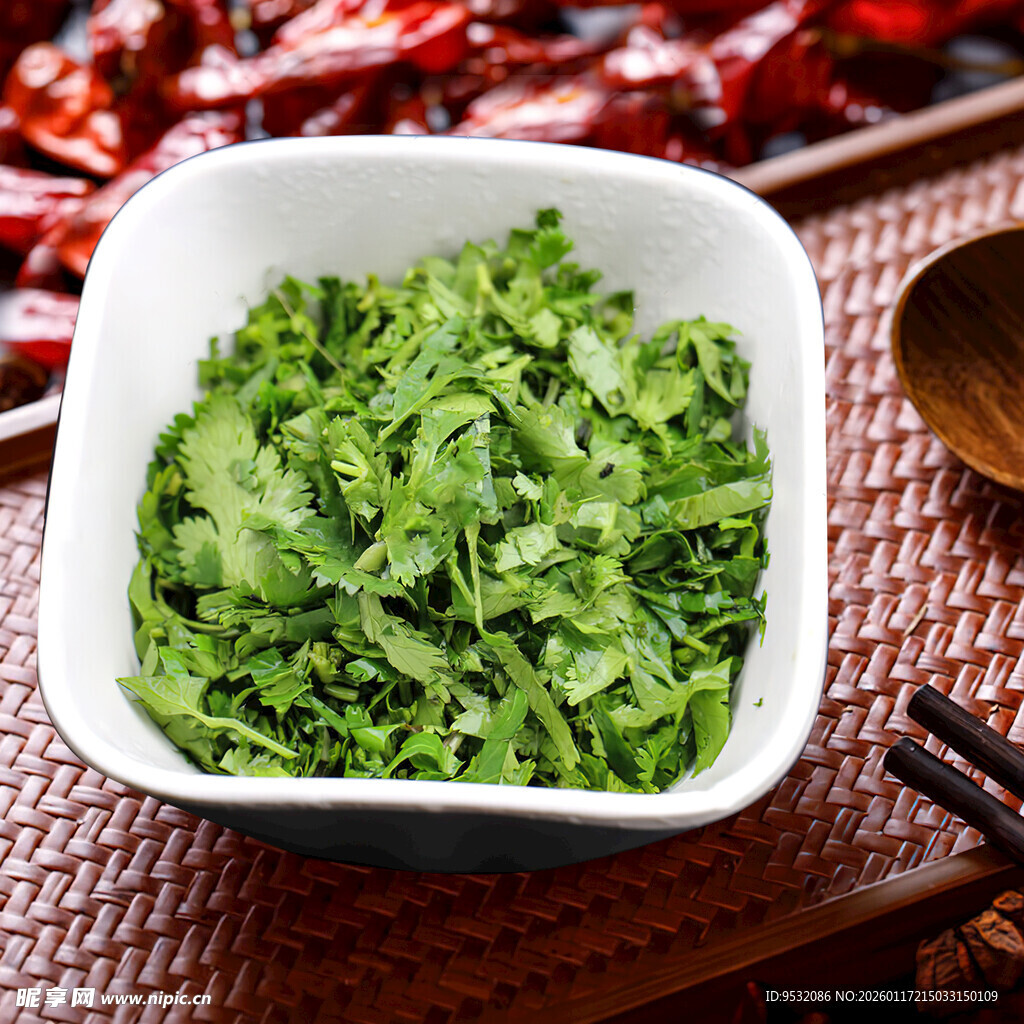 新鲜香菜盛于白碗中