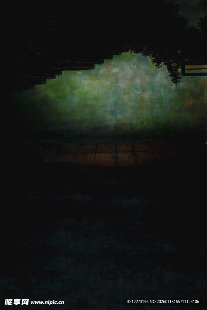 暗室中的绿光投影场景