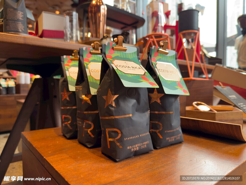 货架上的特色包装咖啡豆