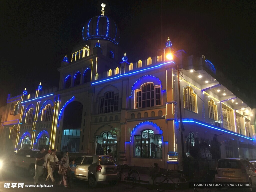 夜晚璀璨灯光下的建筑