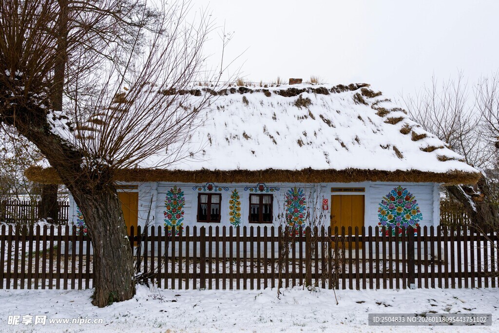 雪覆村舍 冬日静谧景致