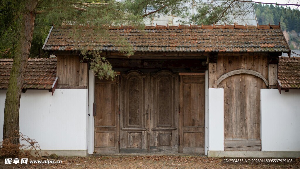 古朴中式木门建筑