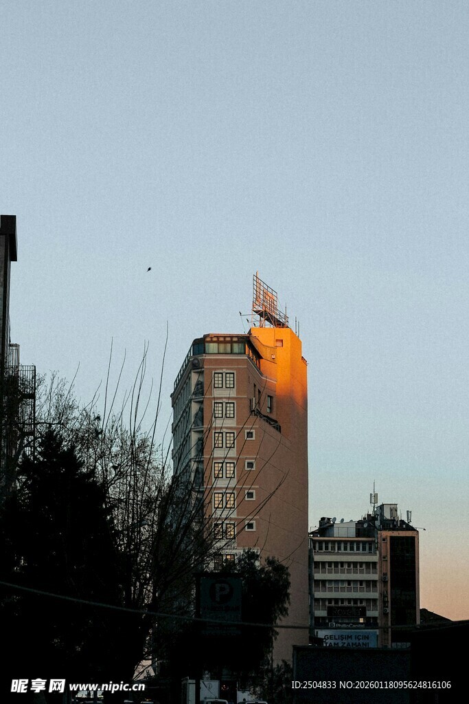 夕阳映照下的高楼