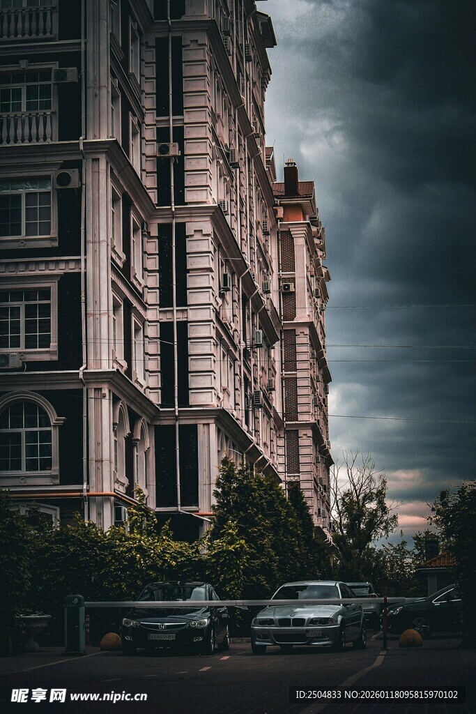  沉天色下的城市建筑