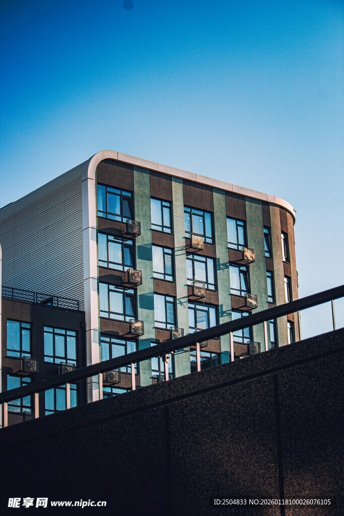 现代多层建筑外观