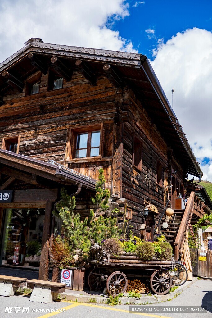 古朴木屋坐落在蓝天白云下