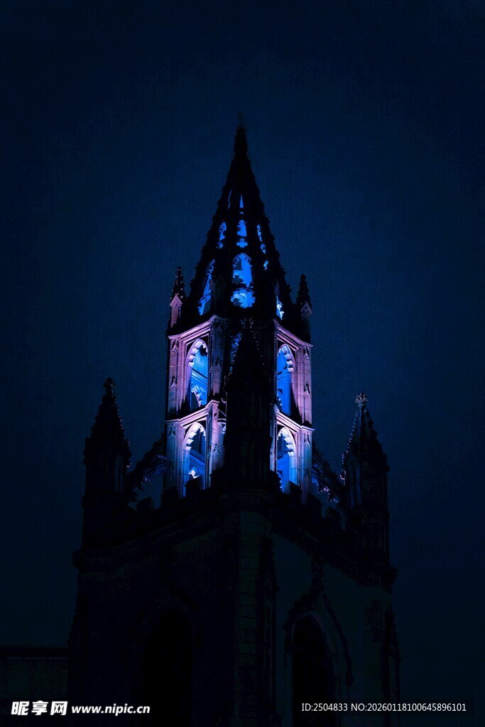 夜幕下的绚丽钟楼