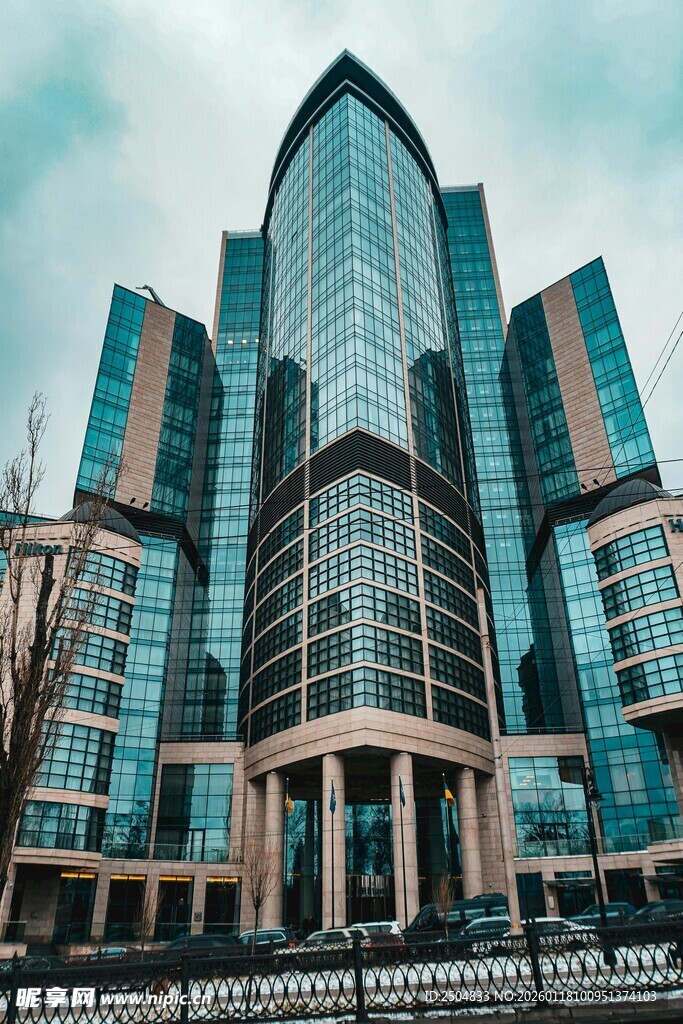 现代玻璃幕墙商业办公大楼
