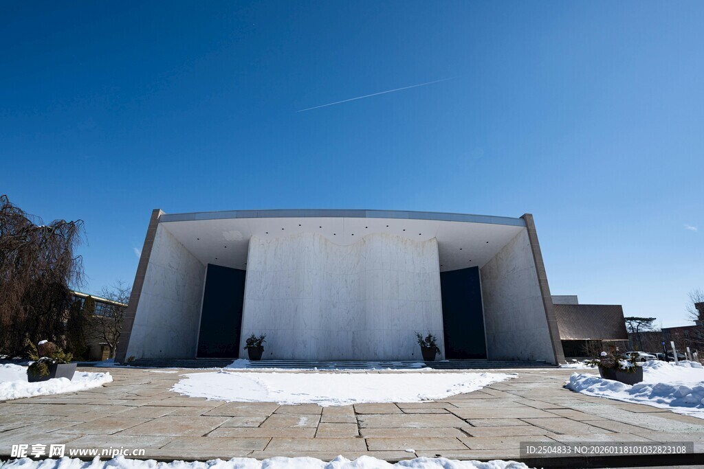冬日雪景中的现代建筑
