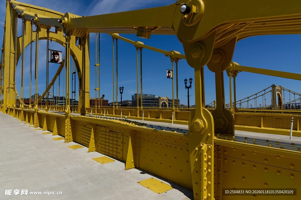 黄色桥梁结构近景展示