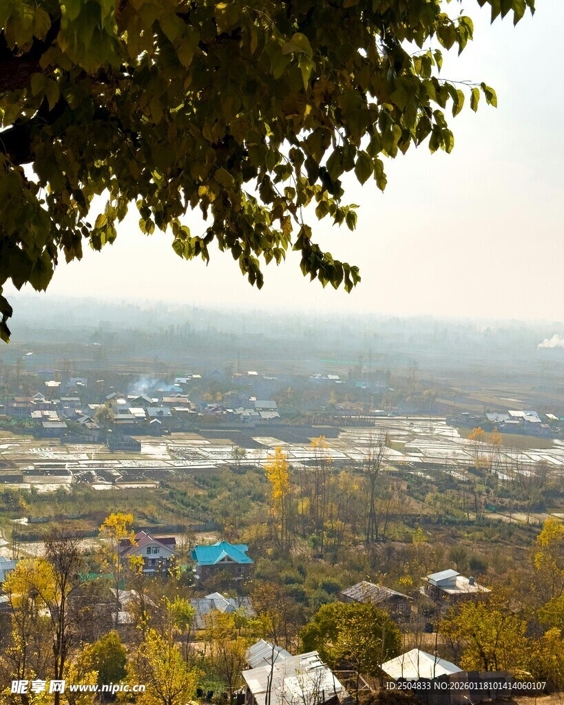 俯瞰山间村落景色
