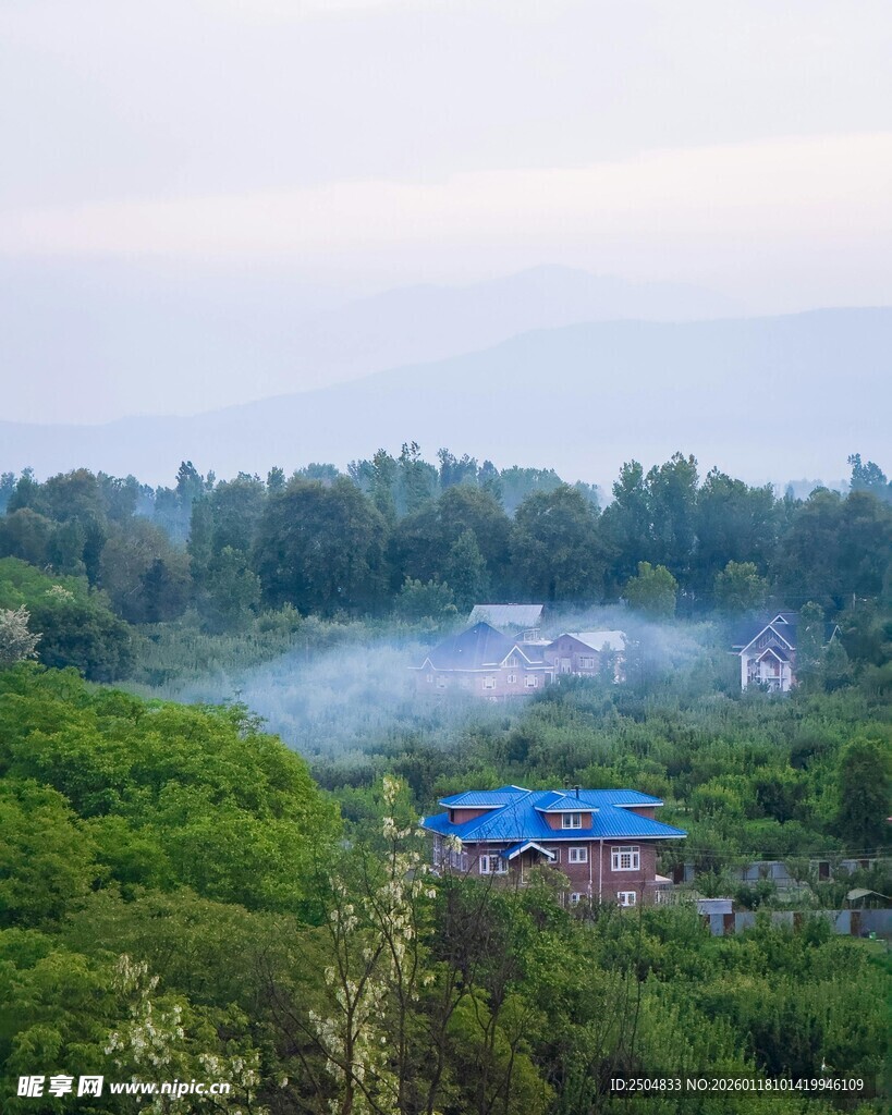山林间的静谧蓝色小屋