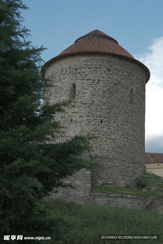 古老石塔立于绿意之中