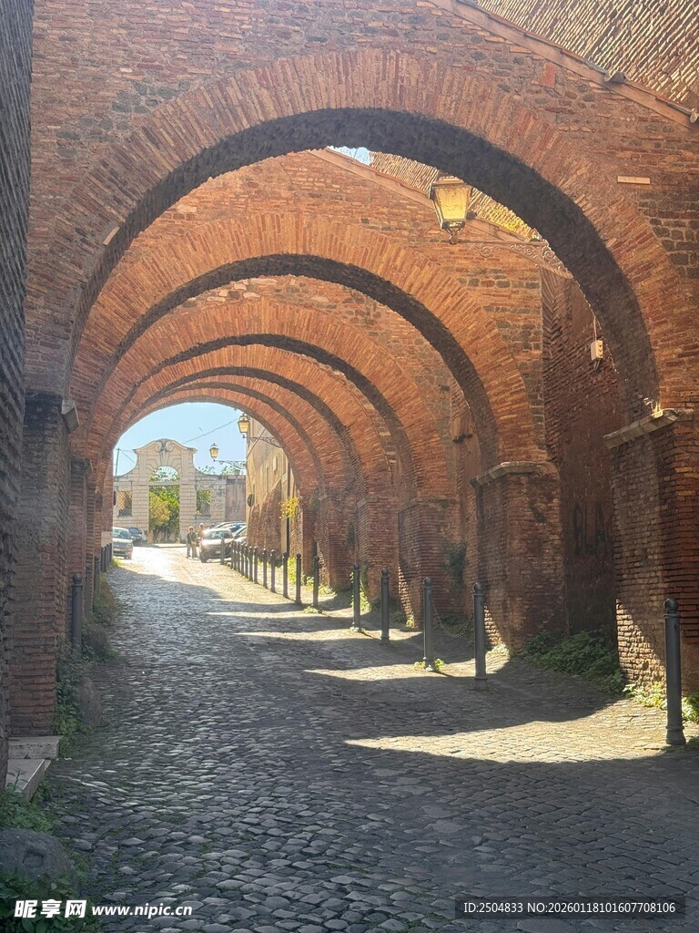 红砖拱形长廊的静谧景致