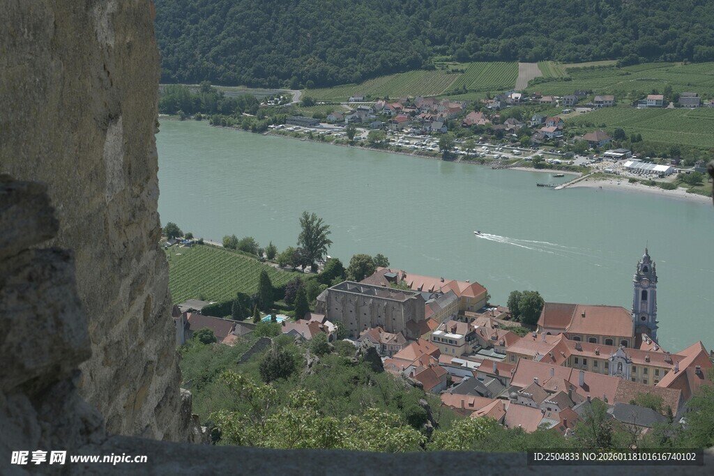 俯瞰河畔小镇美景